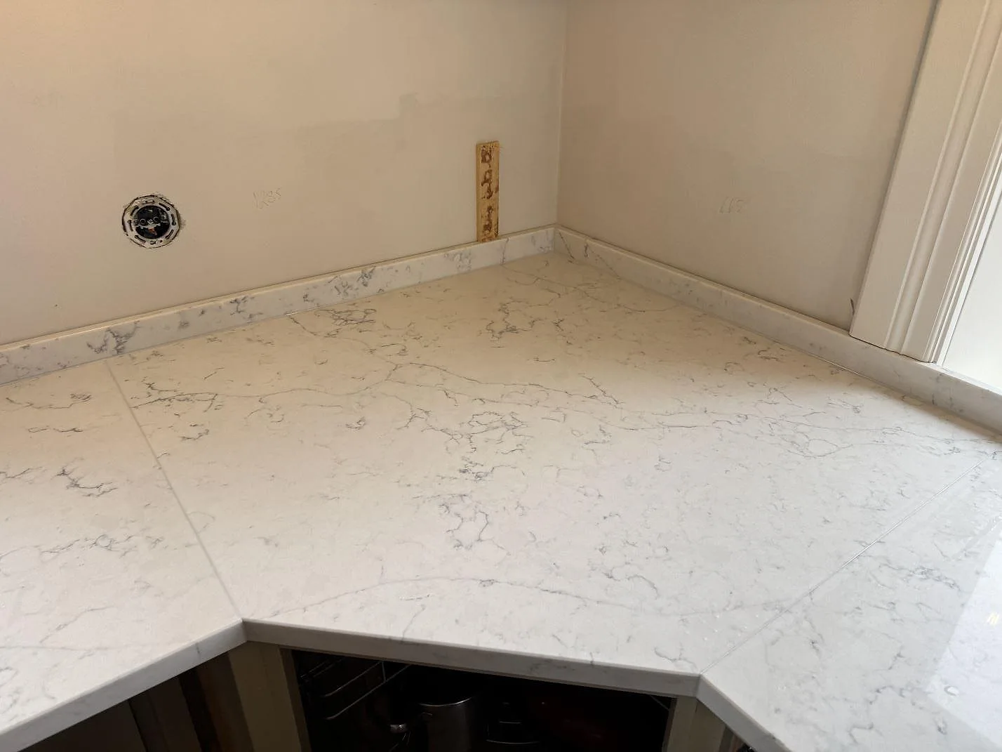Køkkenbordplade i Technistone Mystery White, Näsum – billede 6