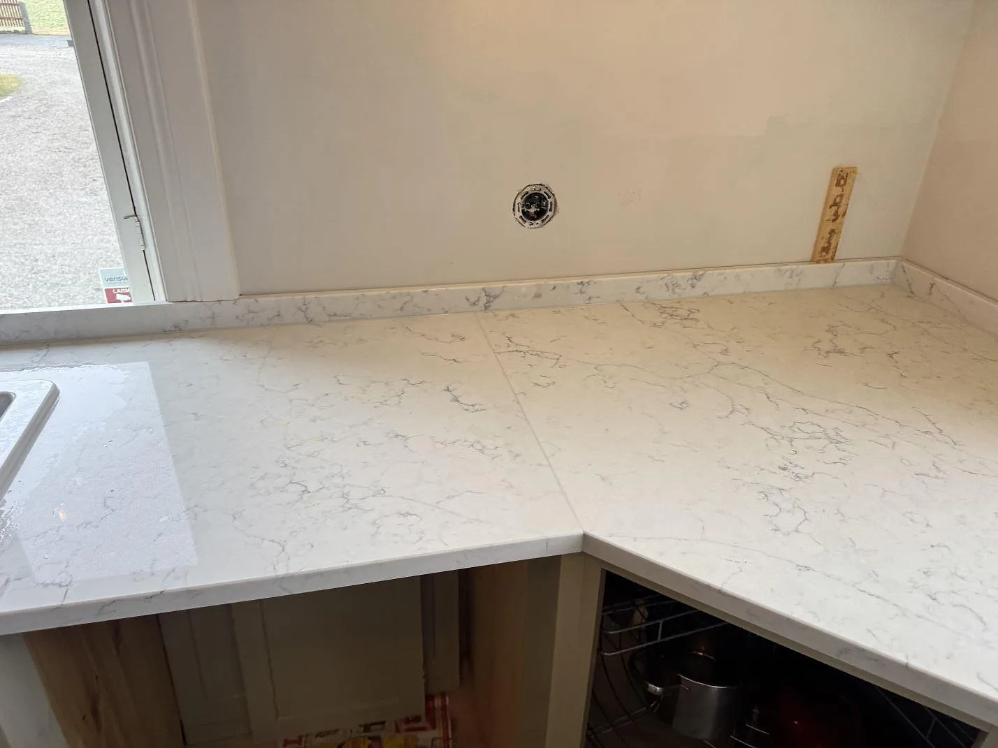 Køkkenbordplade i Technistone Mystery White, Näsum – billede 7