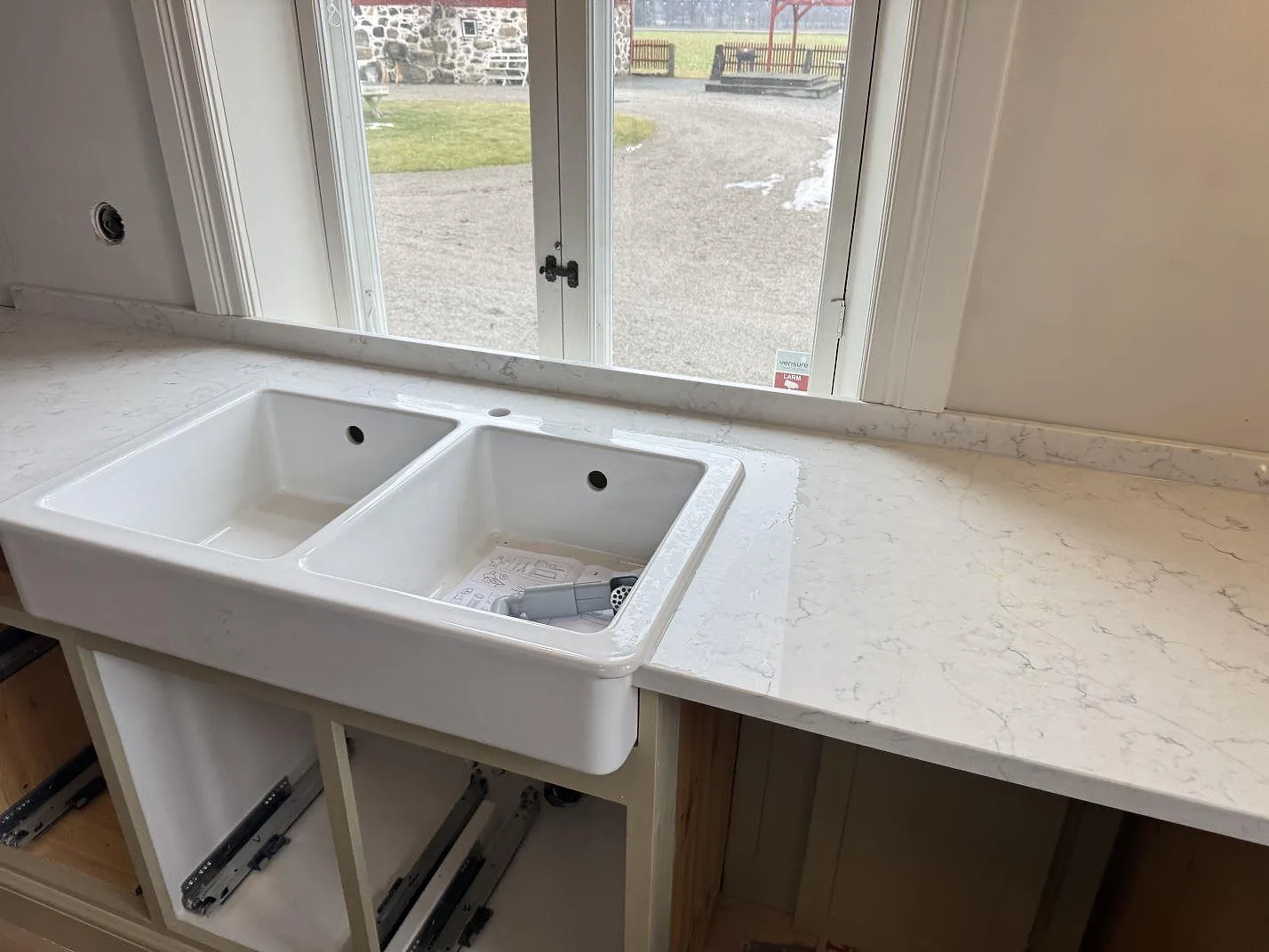 Køkkenbordplade i Technistone Mystery White, Näsum – billede 2