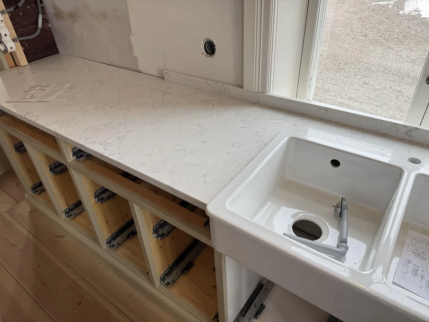 Køkkenbordplade i Technistone Mystery White, Näsum – billede 3