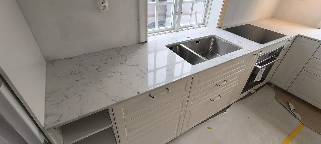 Køkkenbordplade i Technistone Mystery White, Norrtälje Rö – billede 2