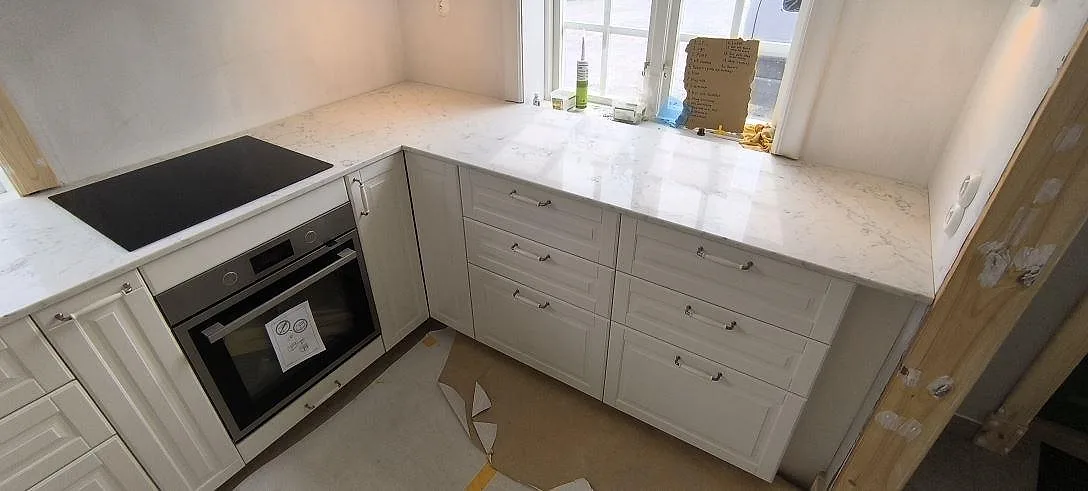 Køkkenbordplade i Technistone Mystery White, Norrtälje Rö – billede 3