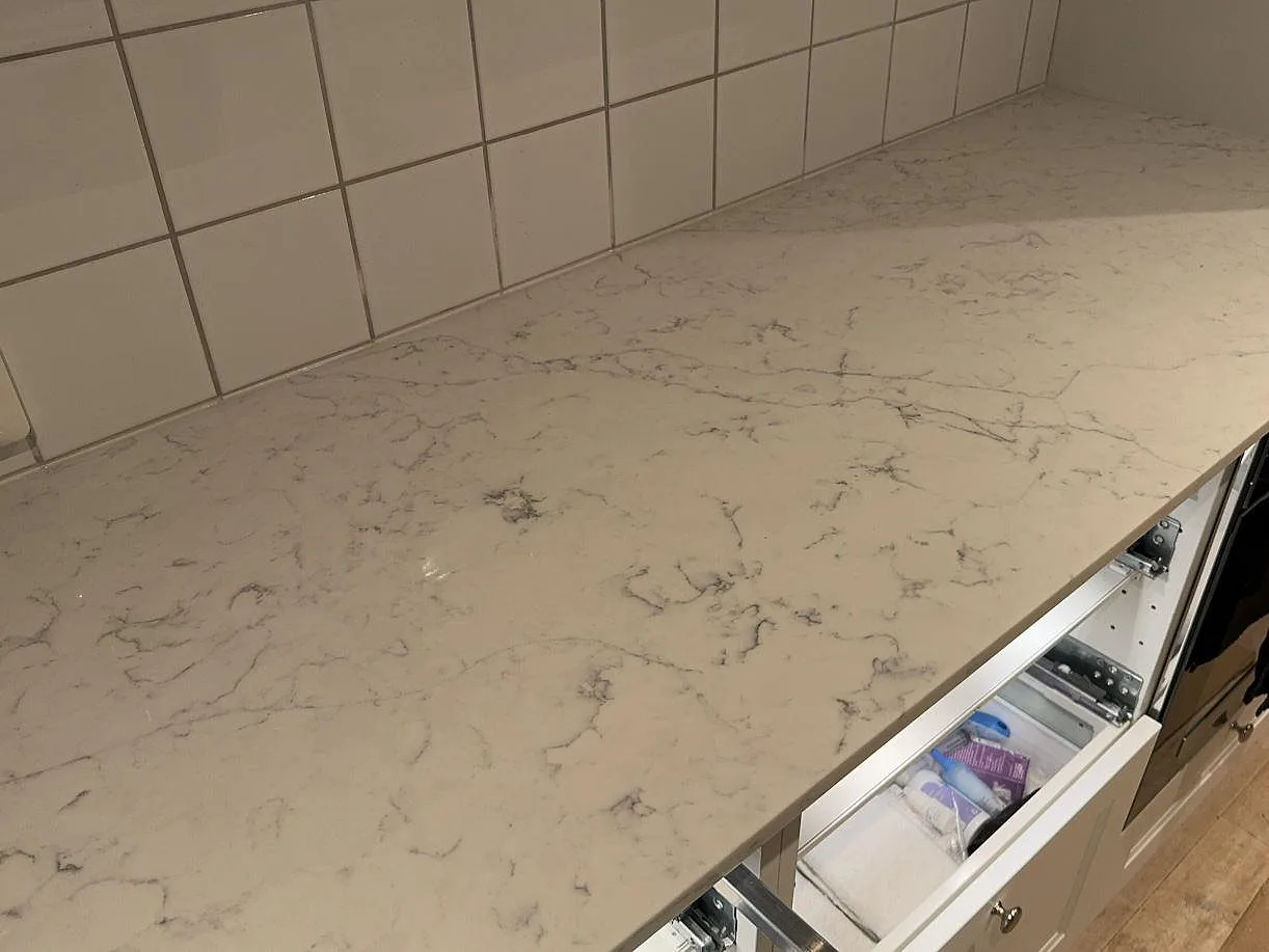 Køkkenbordplade i Technistone Mystery White, Nyehusen – billede 6