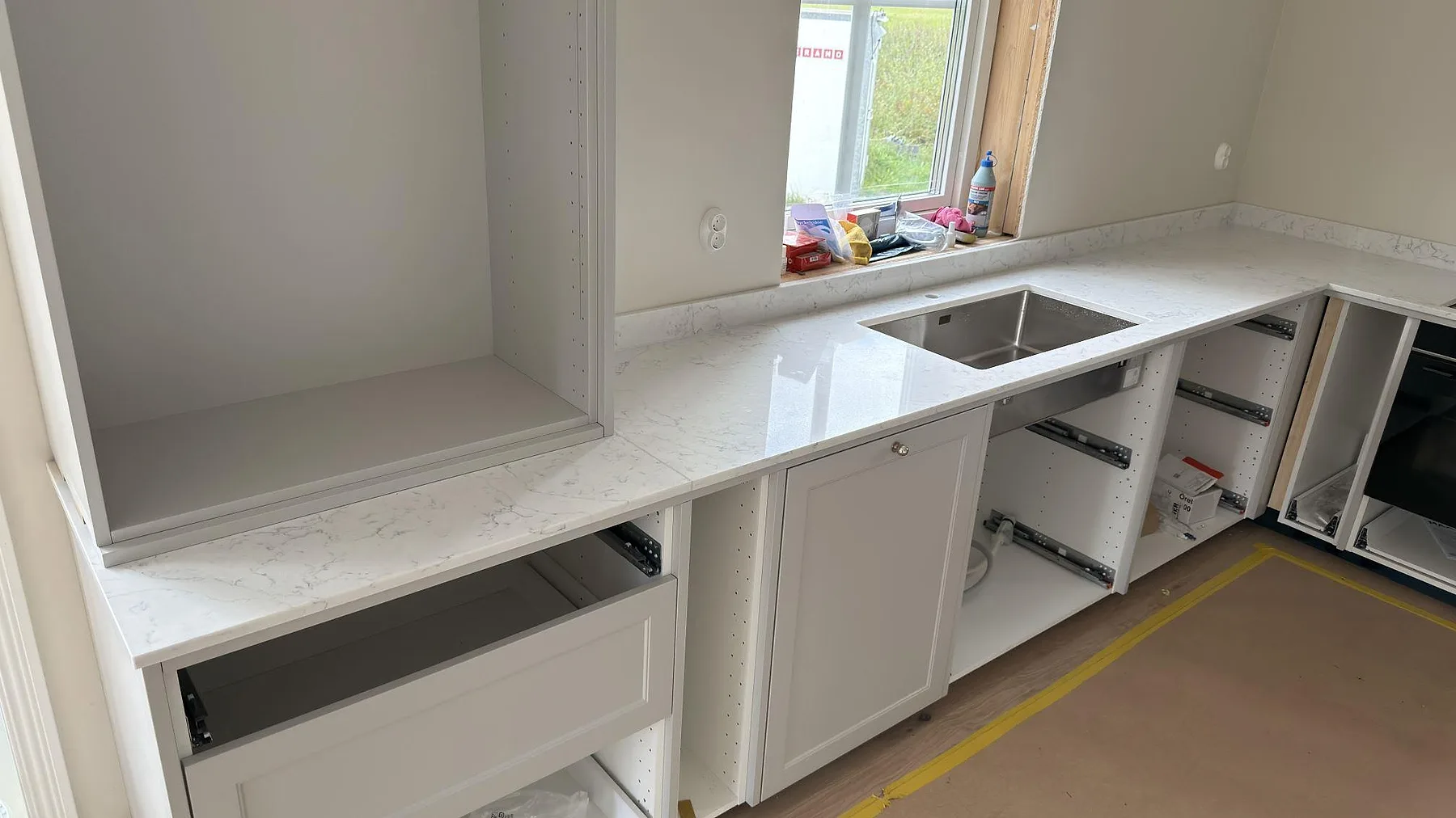 Køkkenbordplade i Technistone Mystery White, Örebro – billede 3