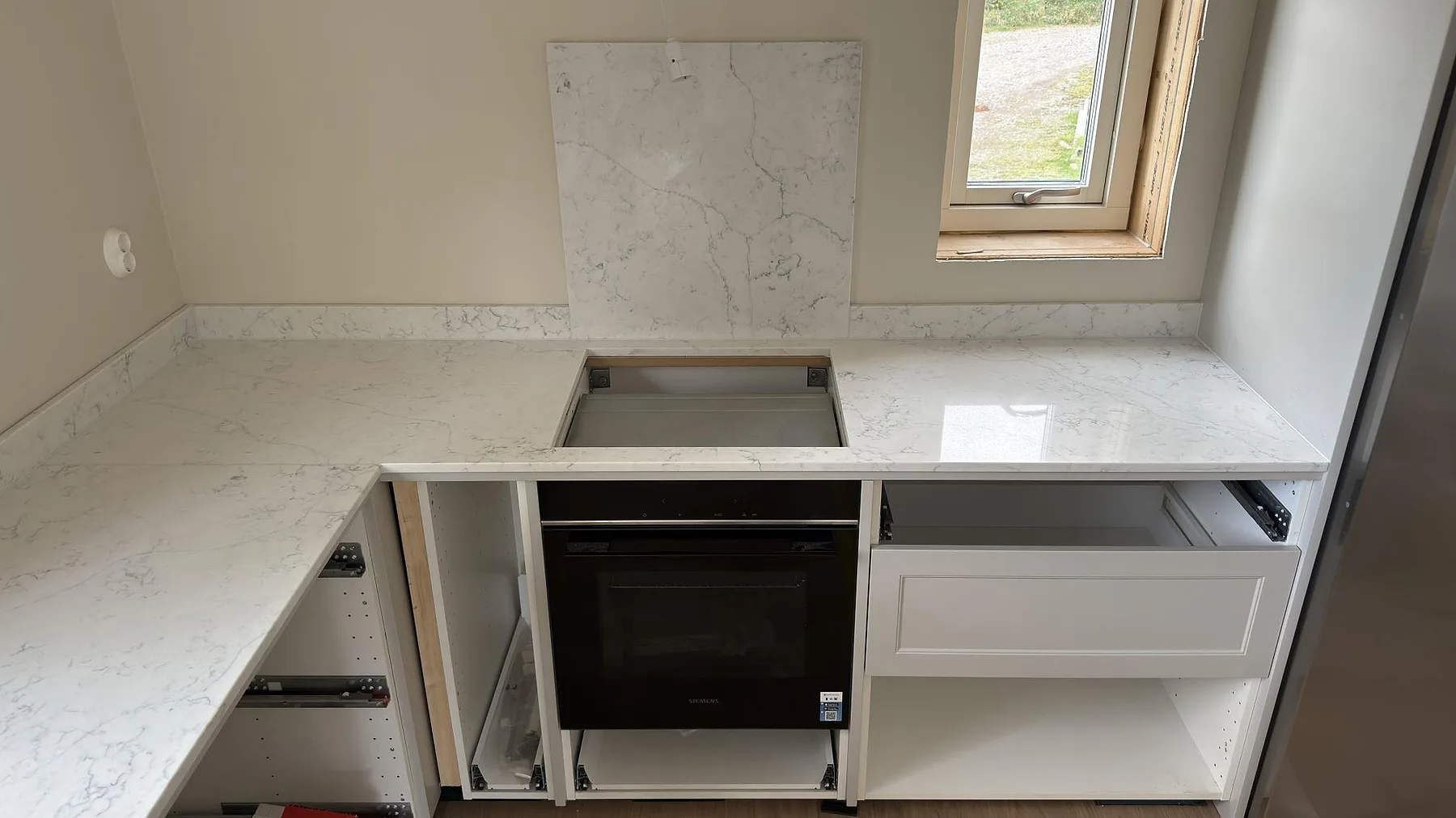 Køkkenbordplade i Technistone Mystery White, Örebro – billede 4