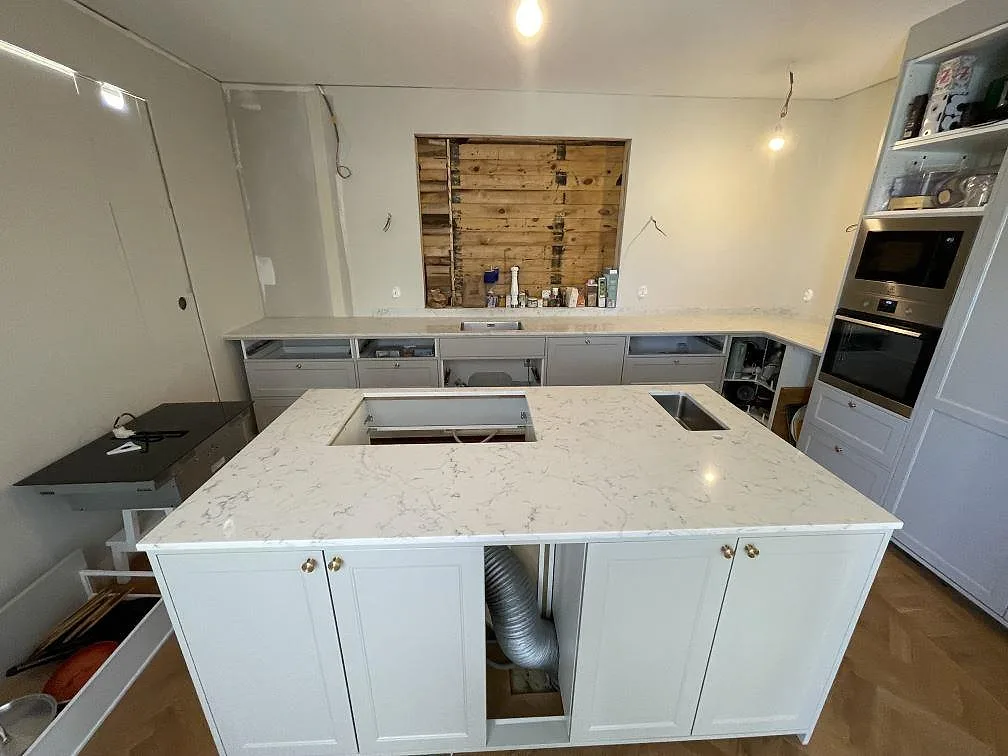 Køkkenbordplade i Technistone Mystery White, Österskär – billede 3