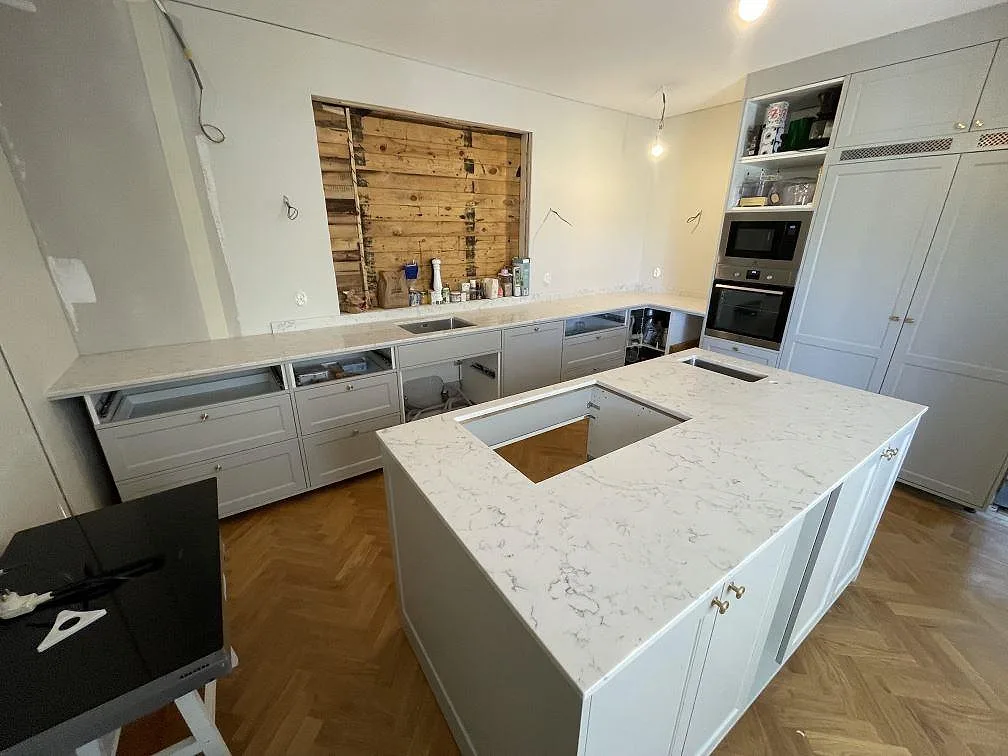 Køkkenbordplade i Technistone Mystery White, Österskär – billede 2