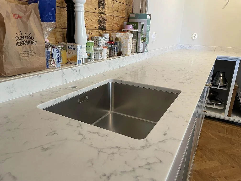 Køkkenbordplade i Technistone Mystery White, Österskär – billede 4