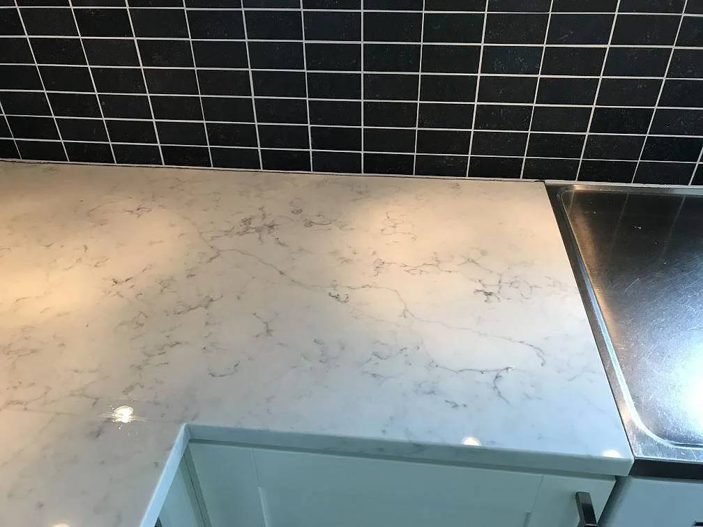 Køkkenbordplade i Technistone Mystery White, Rydebäck – billede 5