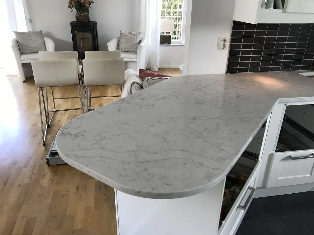 Køkkenbordplade i Technistone Mystery White, Rydebäck – billede 2