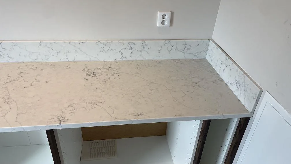 Køkkenbordplade i Technistone Mystery White, Rydsgård – billede 2