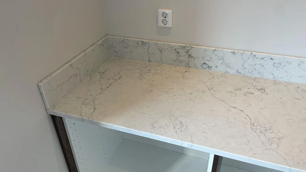Køkkenbordplade i Technistone Mystery White, Rydsgård – billede 3