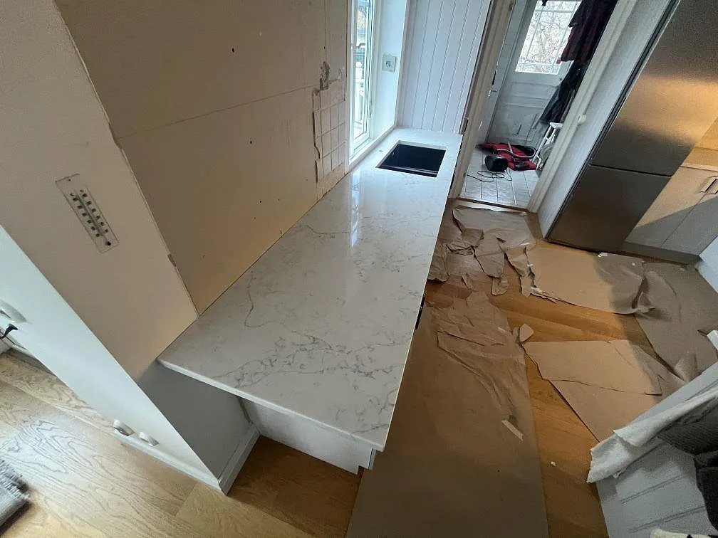 Køkkenbordplade i Technistone Mystery White, Saltsjö Boo – billede 2