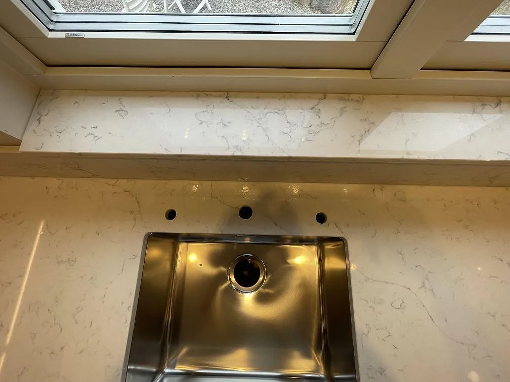Køkkenbordplade i Technistone Mystery White, Saltsjöbaden – billede 3