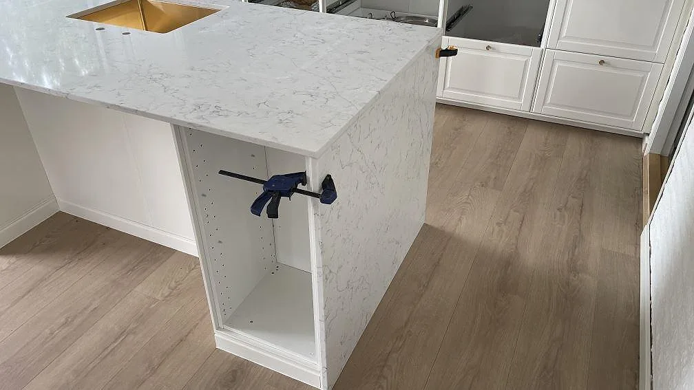 Køkkenbordplade i Technistone Mystery White, Solrød – billede 2