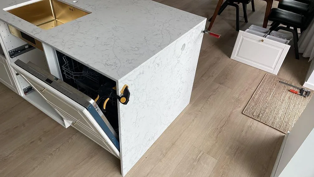 Køkkenbordplade i Technistone Mystery White, Solrød – billede 3