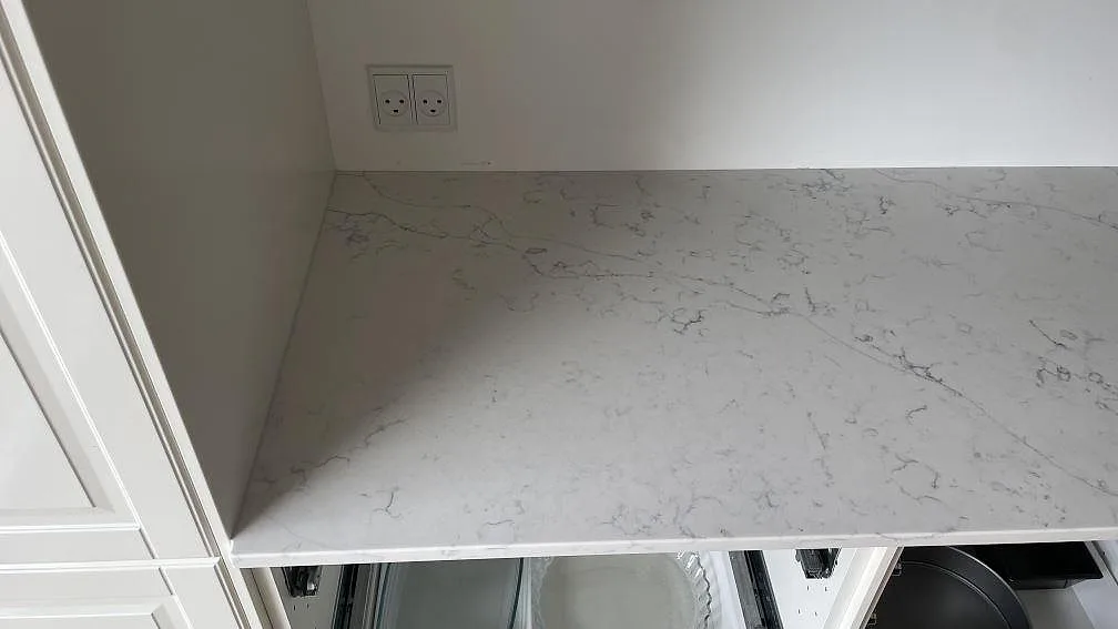 Køkkenbordplade i Technistone Mystery White, Solrød – billede 5