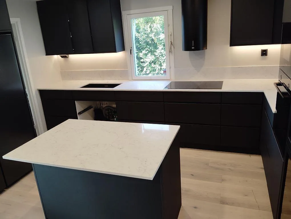 Køkkenbordplade i Technistone Mystery White, Spånga
