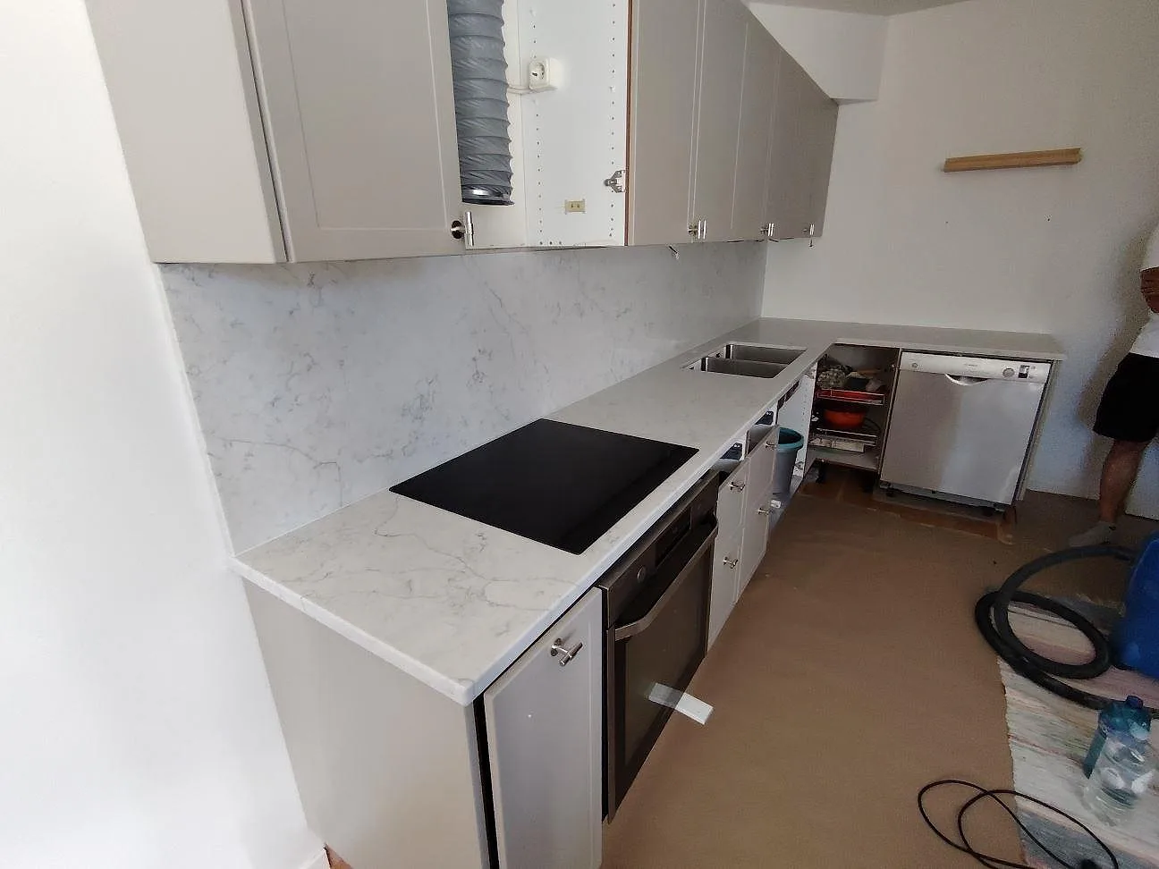 Gennemført projekt: Køkkenbordplade i Technistone Mystery White, Stockholm.