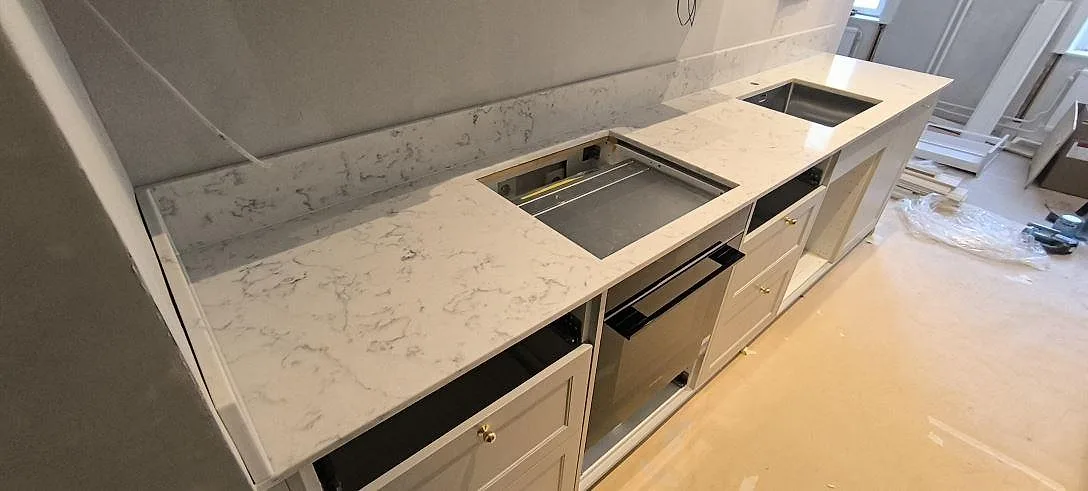 Køkkenbordplade i Technistone Mystery White, Stockholm – billede 2