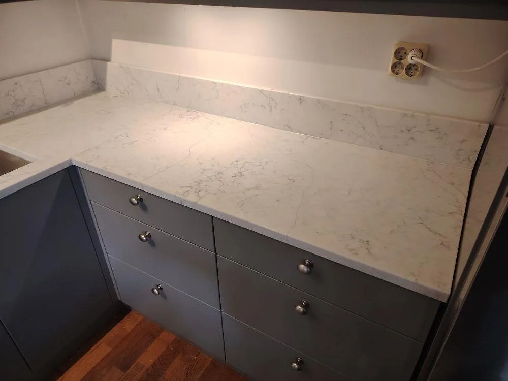 Køkkenbordplade i Technistone Mystery White, Täby – billede 2