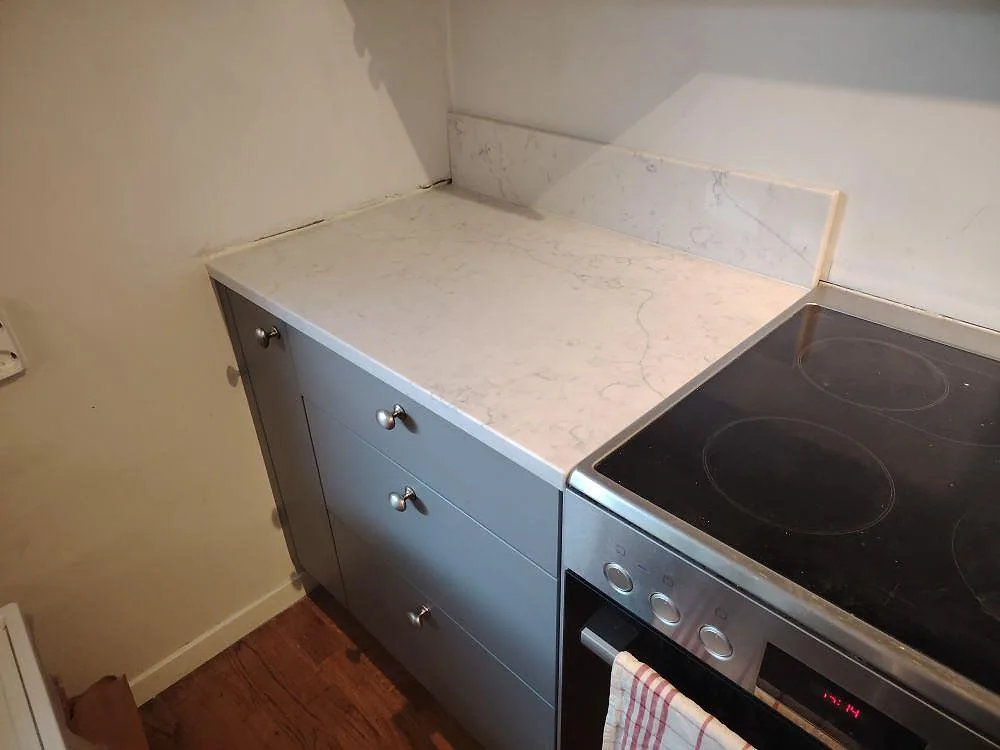 Køkkenbordplade i Technistone Mystery White, Täby – billede 3
