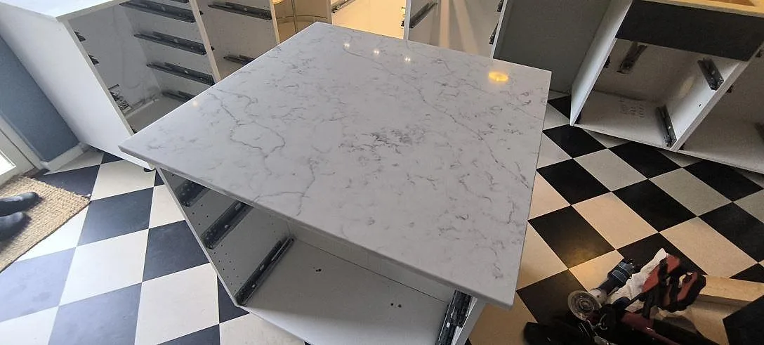 Køkkenbordplade i Technistone Mystery White, Täby – billede 2
