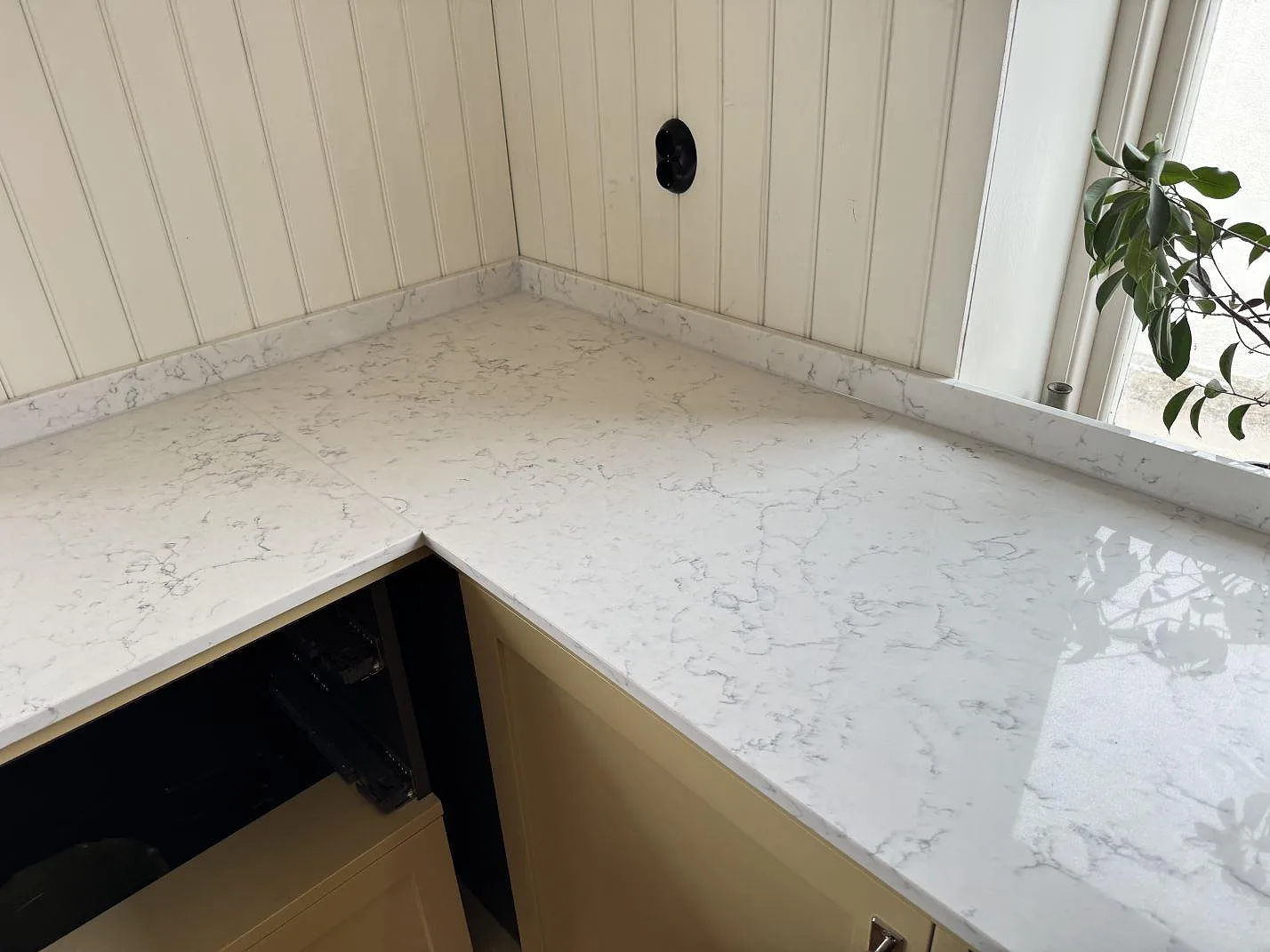 Køkkenbordplade i Technistone Mystery White, Tygelsjö – billede 6