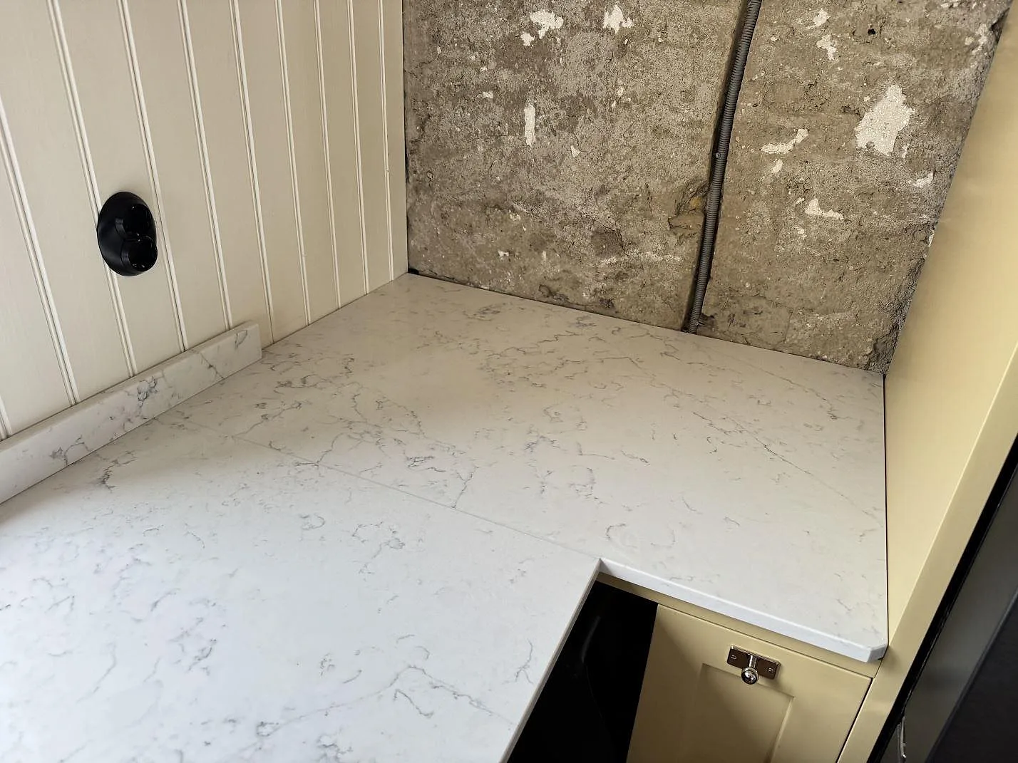Køkkenbordplade i Technistone Mystery White, Tygelsjö – billede 5
