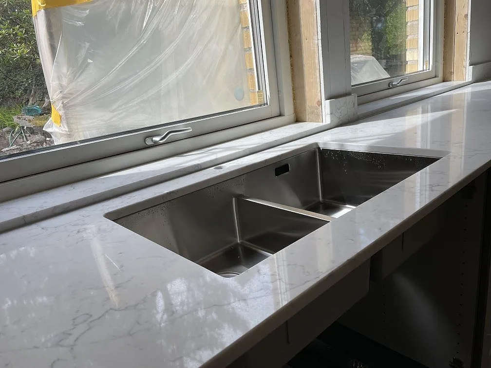 Køkkenbordplade i Technistone Mystery White, Tyresö – billede 4