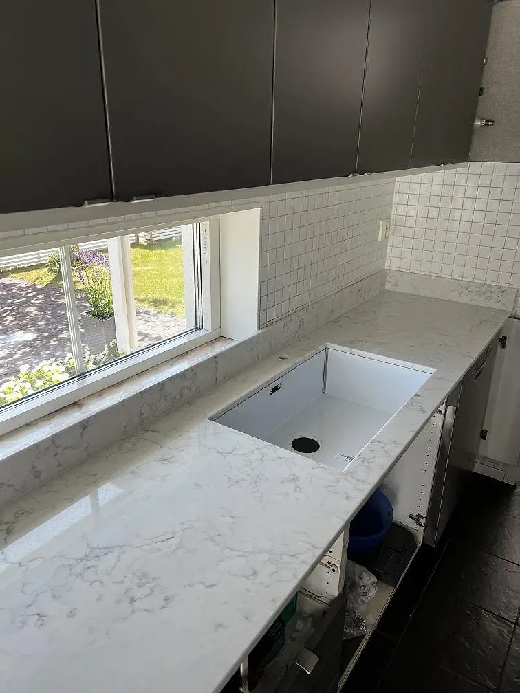 Køkkenbordplade i Technistone Mystery White, Uddevalla – billede 2