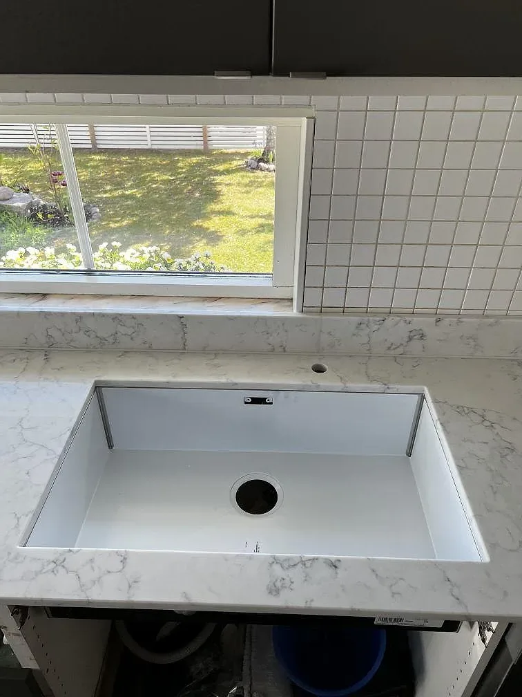 Køkkenbordplade i Technistone Mystery White, Uddevalla – billede 3