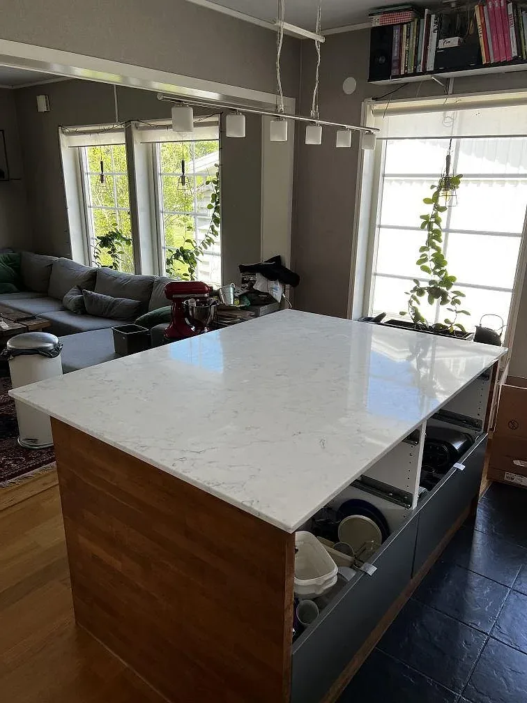 Køkkenbordplade i Technistone Mystery White, Uddevalla