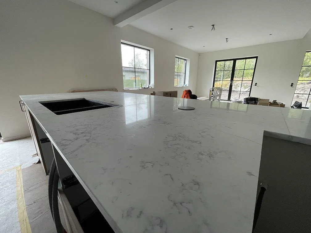 Køkkenbordplade i Technistone Mystery White, Uppsala – billede 3