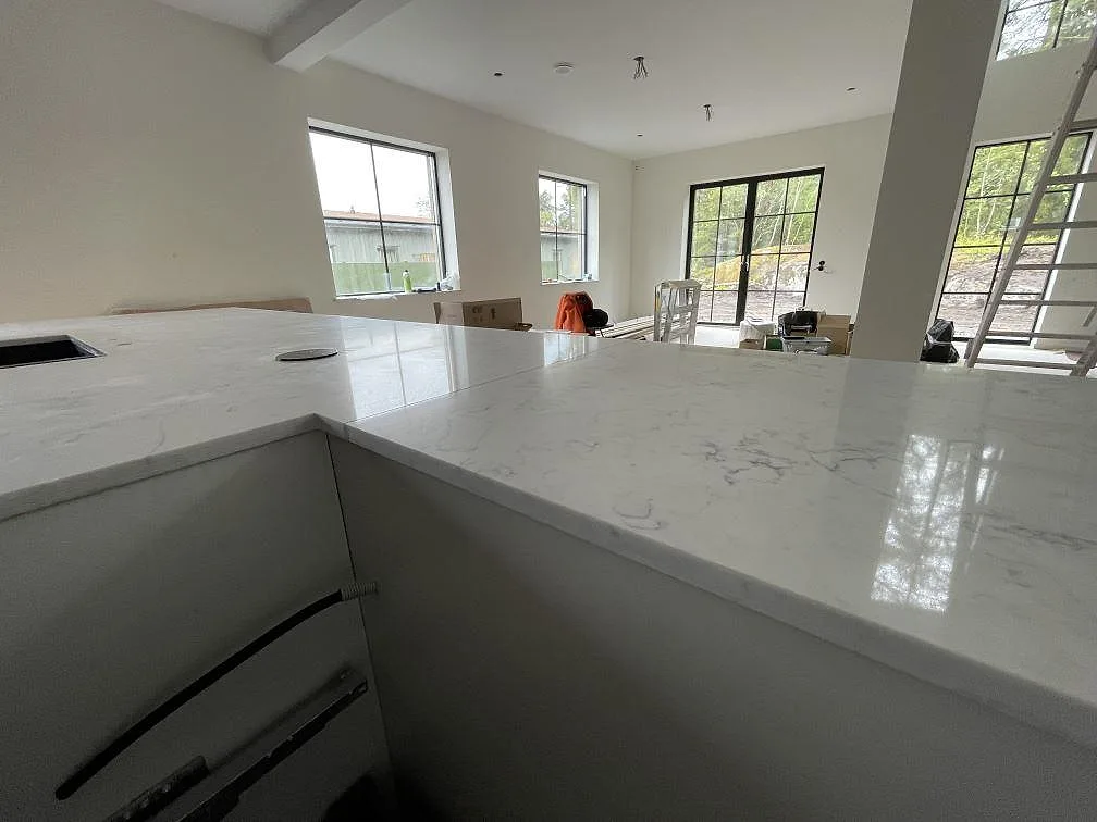 Køkkenbordplade i Technistone Mystery White, Uppsala – billede 4