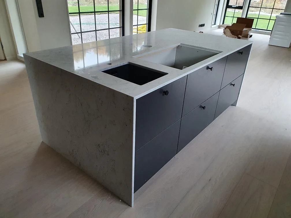 Køkkenbordplade i Technistone Mystery White, Västerås – billede 3