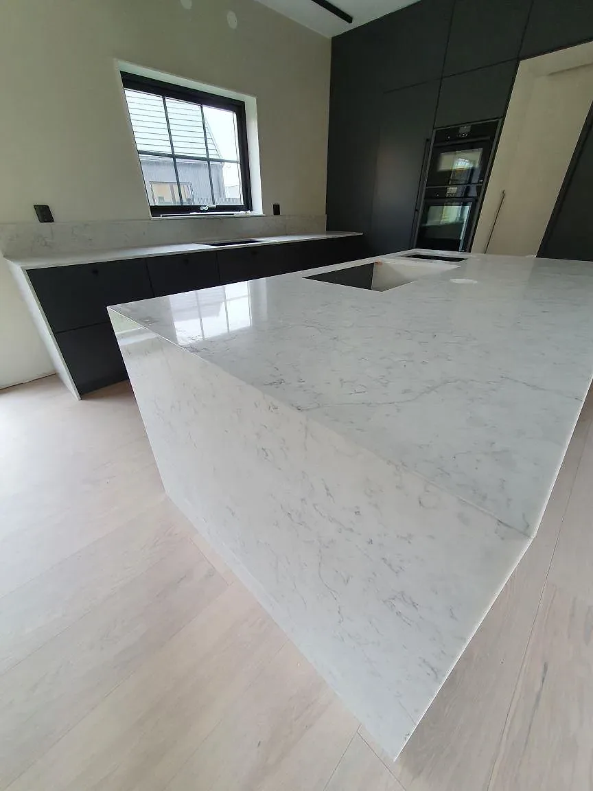 Køkkenbordplade i Technistone Mystery White, Västerås – billede 7