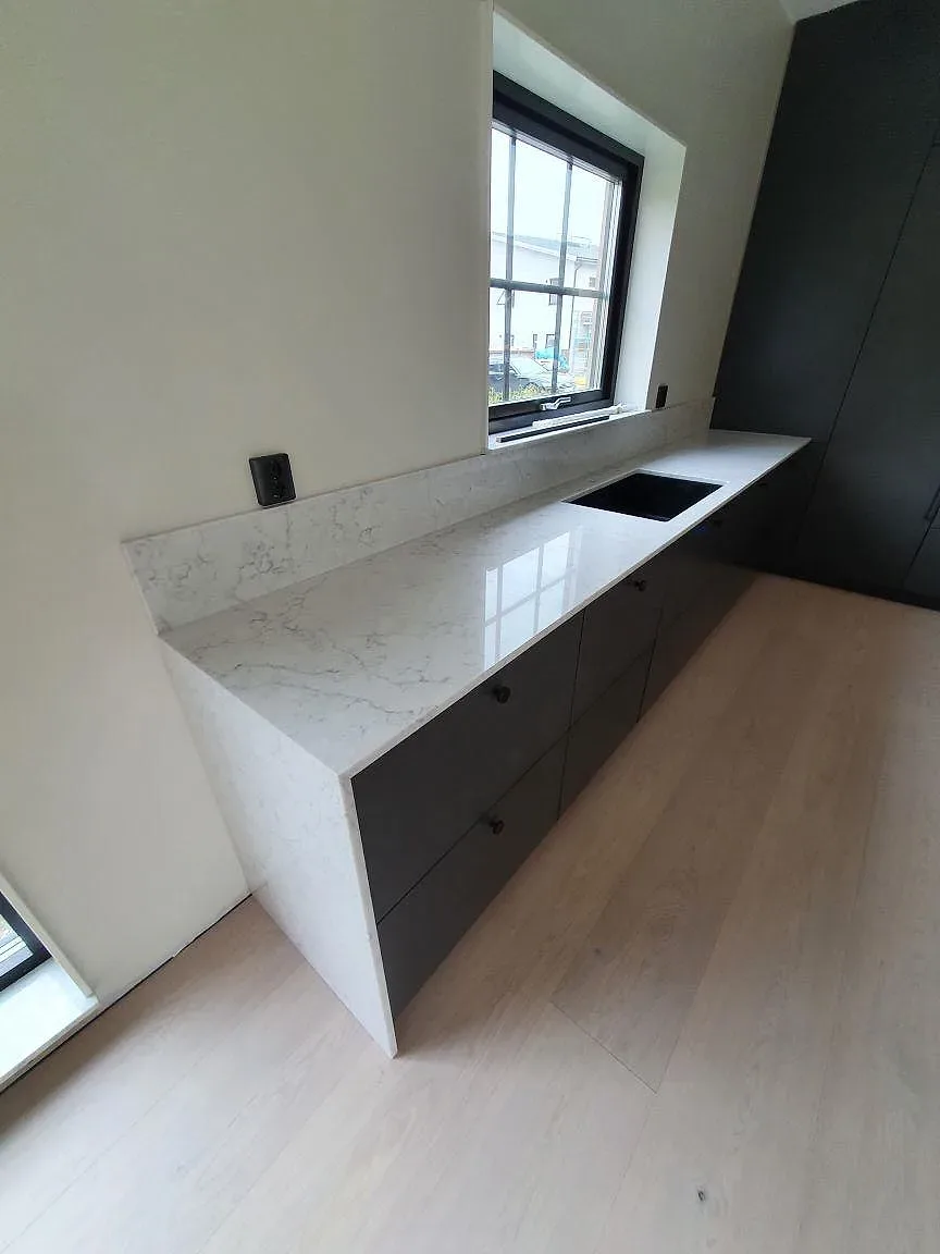 Køkkenbordplade i Technistone Mystery White, Västerås – billede 4