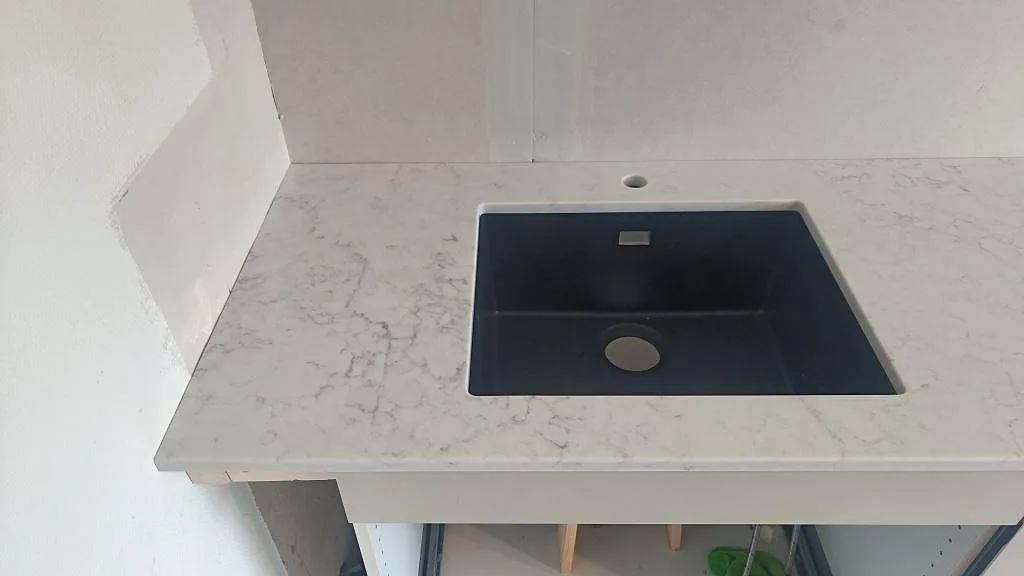 Køkkenbordplade i Technistone Mystery White, Västra Frölunda – billede 2