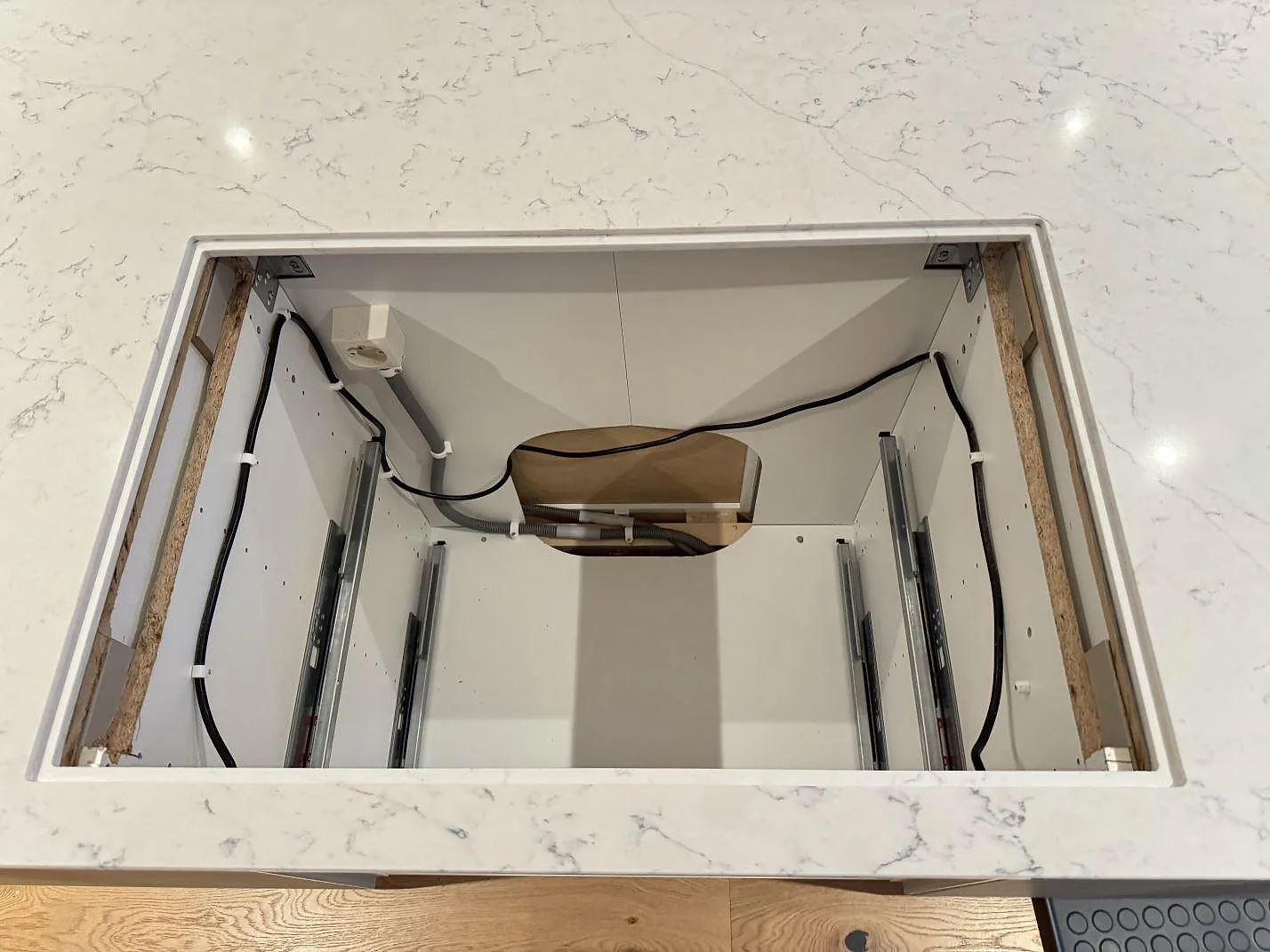 Køkkenbordplade i Technistone Mystery White, Veberöd – billede 5