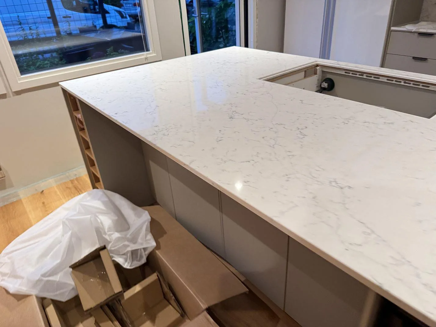 Køkkenbordplade i Technistone Mystery White, Veberöd – billede 2