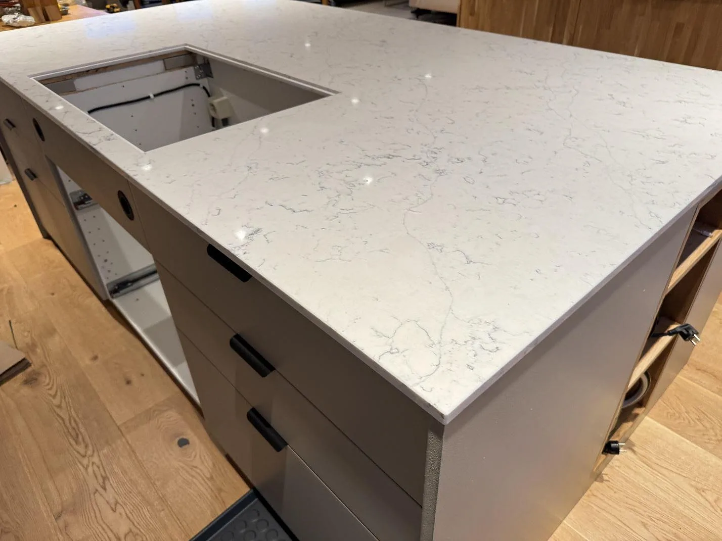 Køkkenbordplade i Technistone Mystery White, Veberöd – billede 3