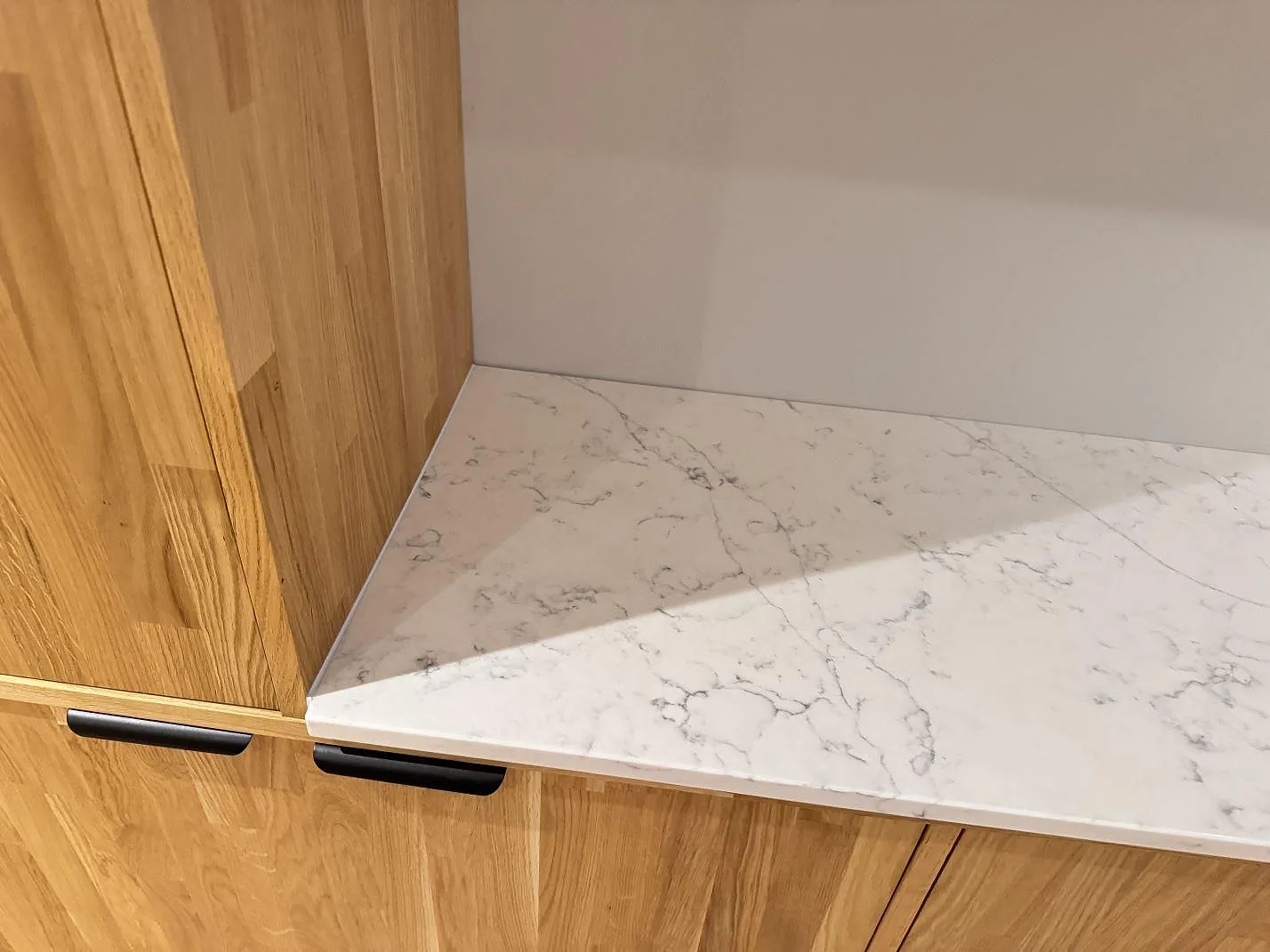 Køkkenbordplade i Technistone Mystery White, Veberöd – billede 7