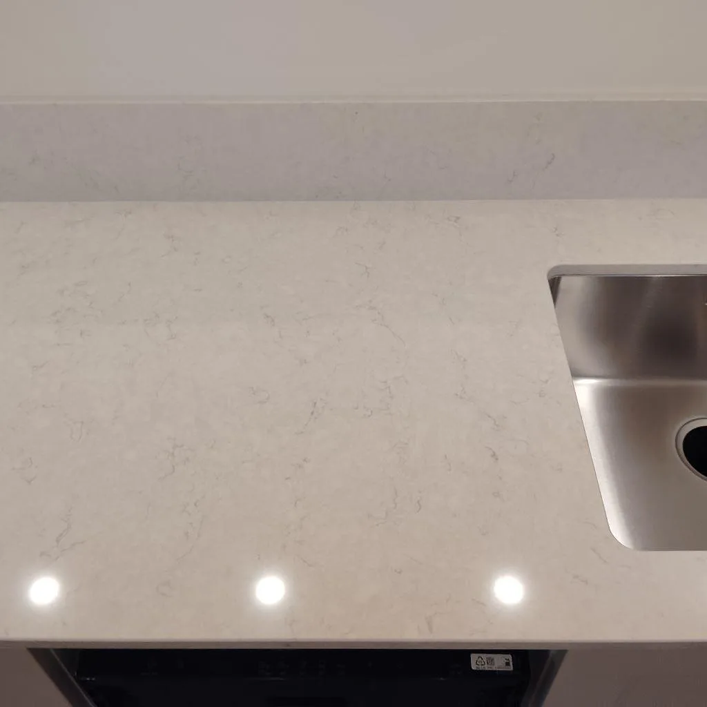Køkkenbordplade i Technistone Mystery White, Wärmdö – billede 6
