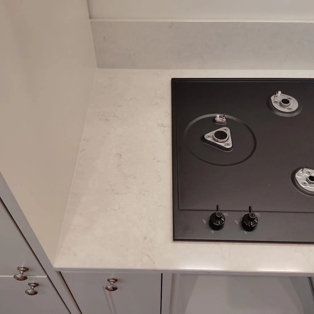 Køkkenbordplade i Technistone Mystery White, Wärmdö – billede 5