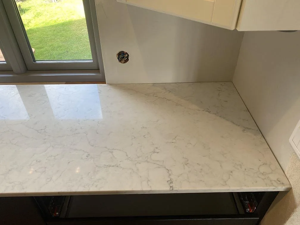 Køkkenbordplade i Technistone Mystery White, Ystad – billede 4