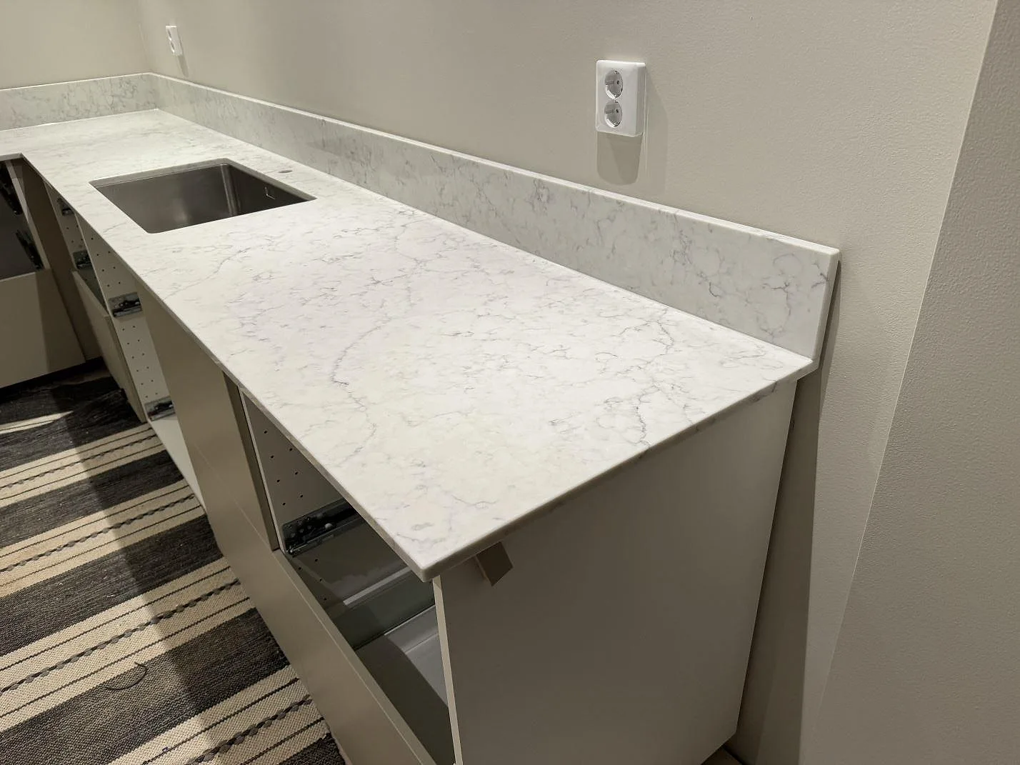 Køkkenbordplade i Technistone Mystery White, Ystad