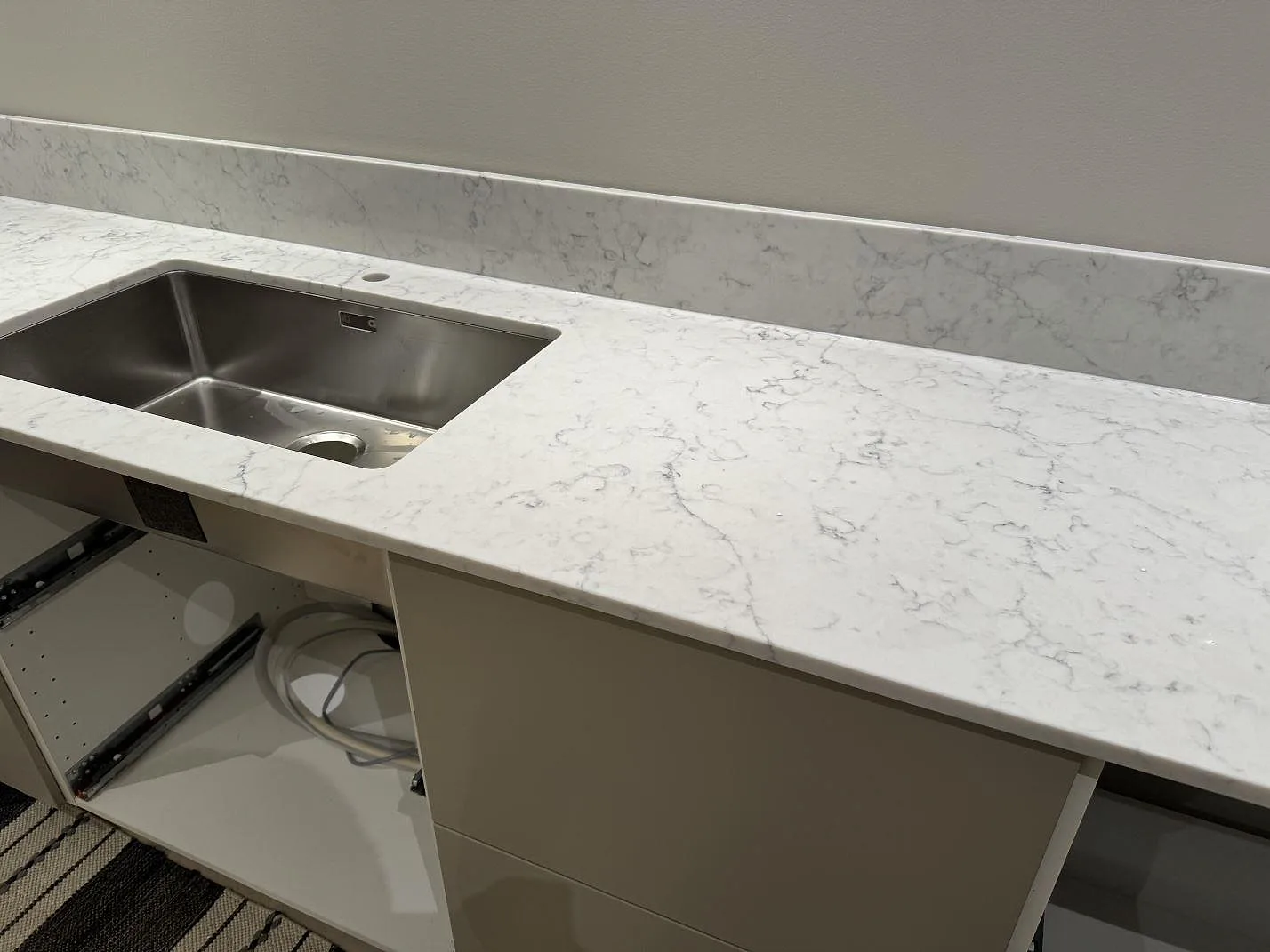Køkkenbordplade i Technistone Mystery White, Ystad – billede 2
