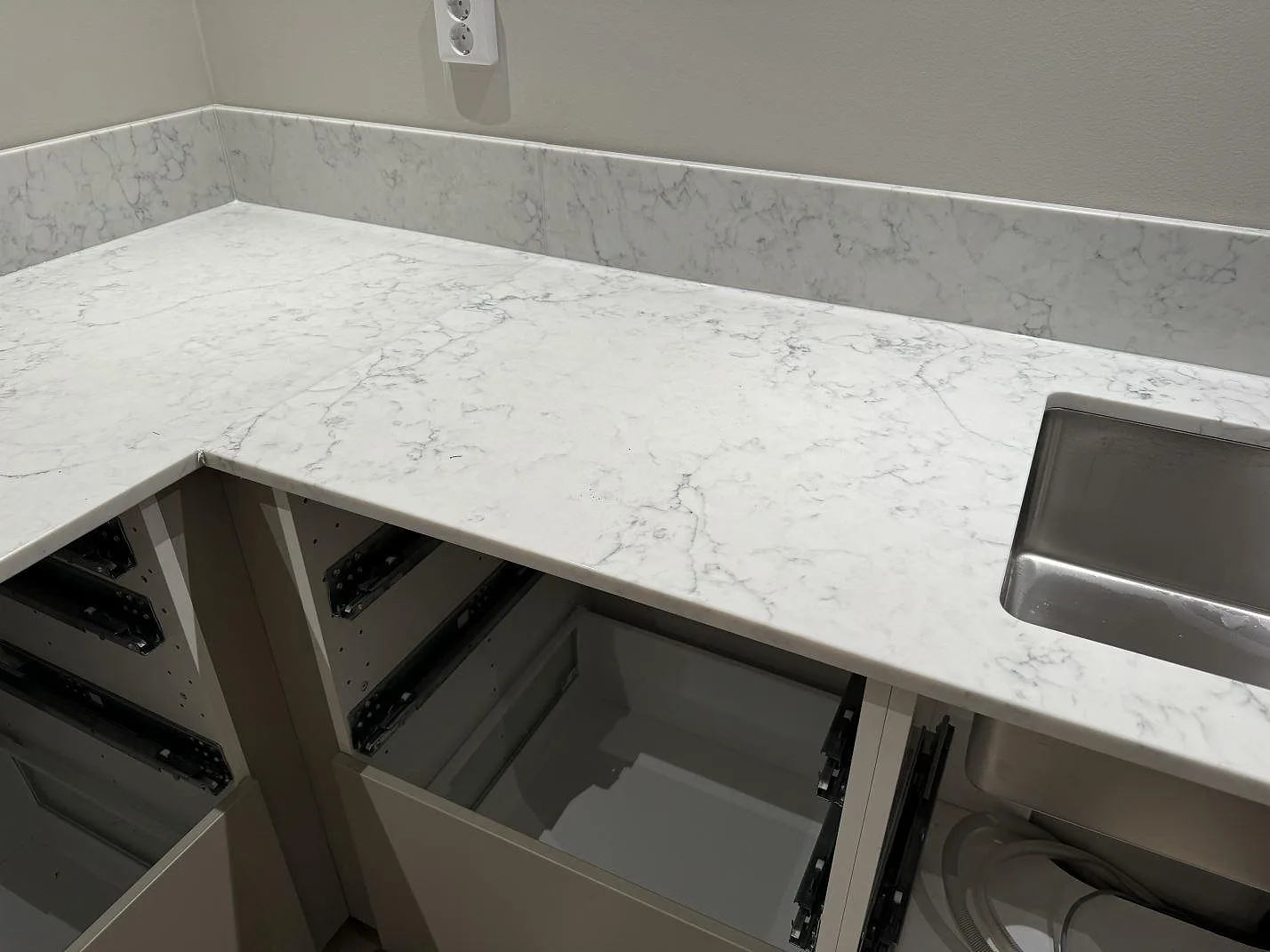 Køkkenbordplade i Technistone Mystery White, Ystad – billede 3