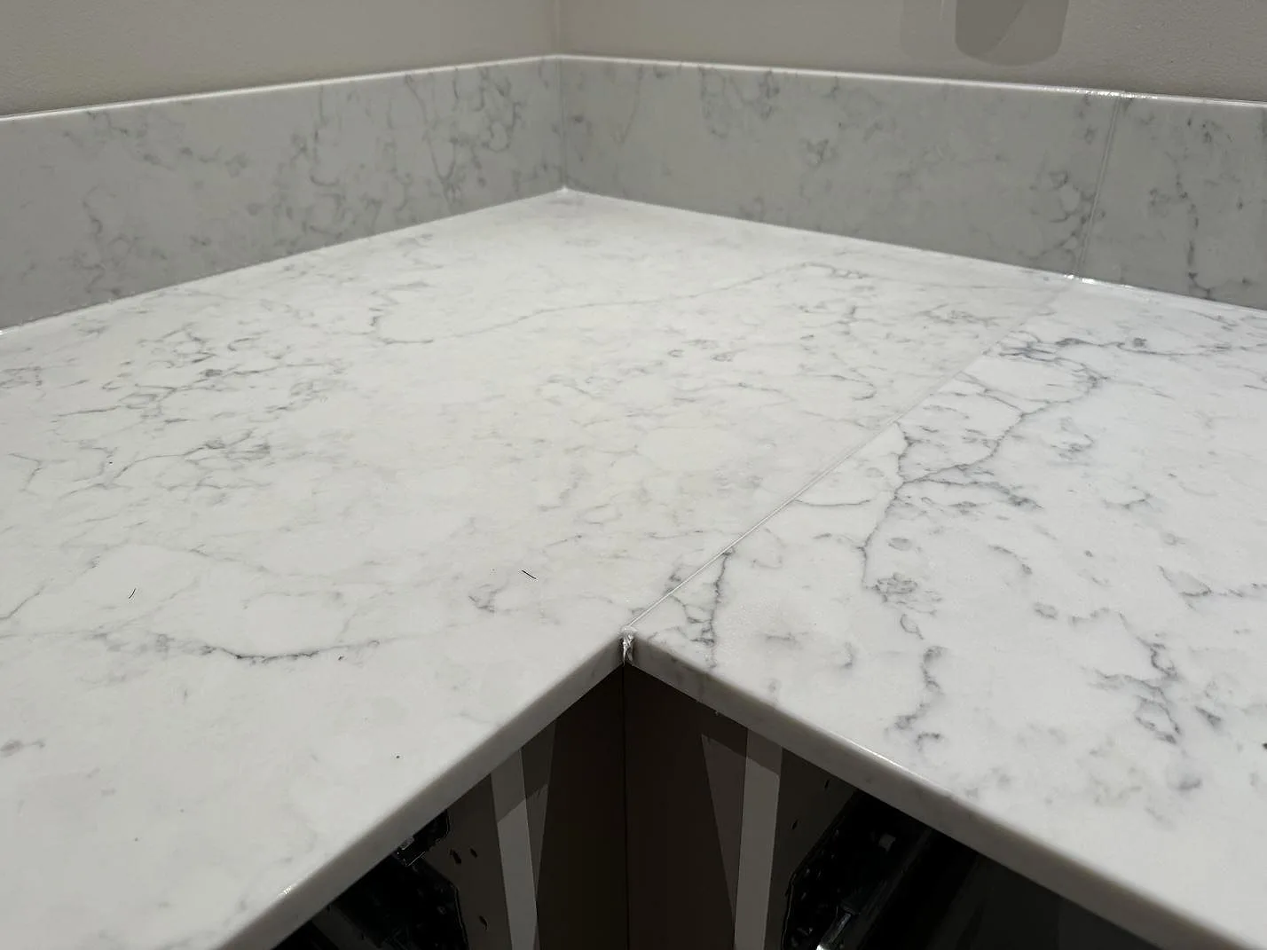 Køkkenbordplade i Technistone Mystery White, Ystad – billede 5